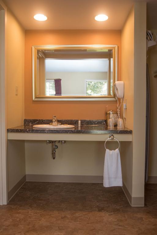 Colonnade Inn Lyndonville Εξωτερικό φωτογραφία